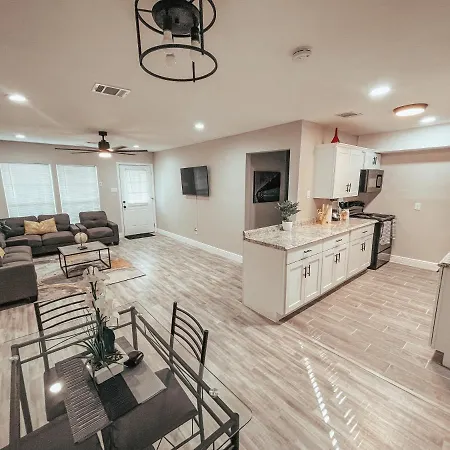 Modern Single Family Home, 4Beds, 2Baths.Sleeps 7.